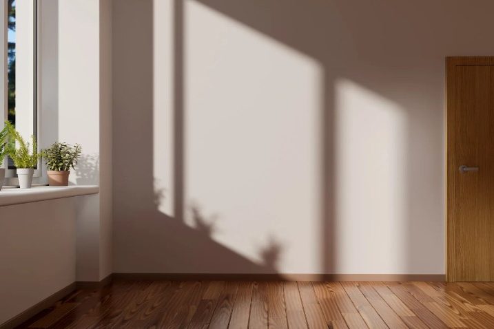 Piso vacío con tarima listo para alquilar Salón con tarima vacío tras el vaciado de un piso de herencia de 3 dormitorios en Chamberí